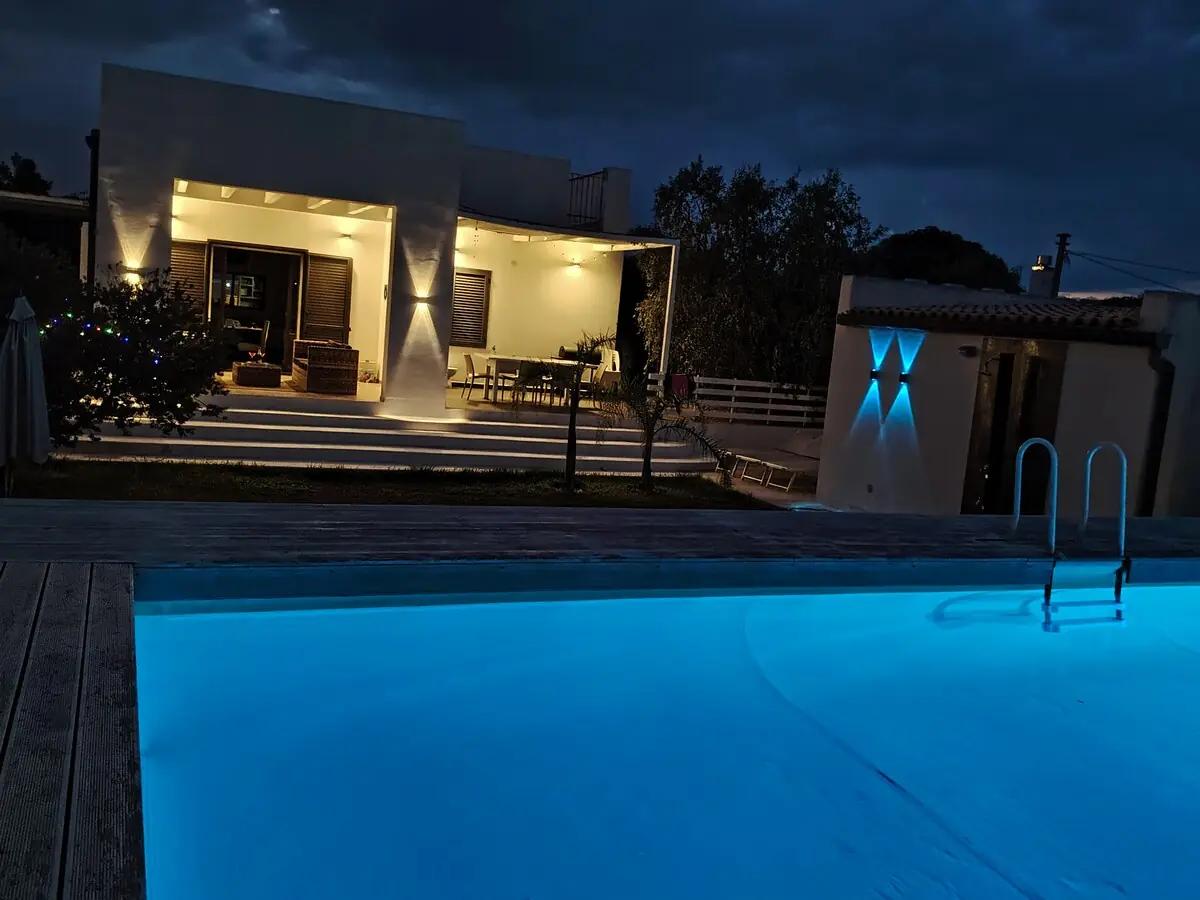 La piscina e la villa illuminate al tramonto